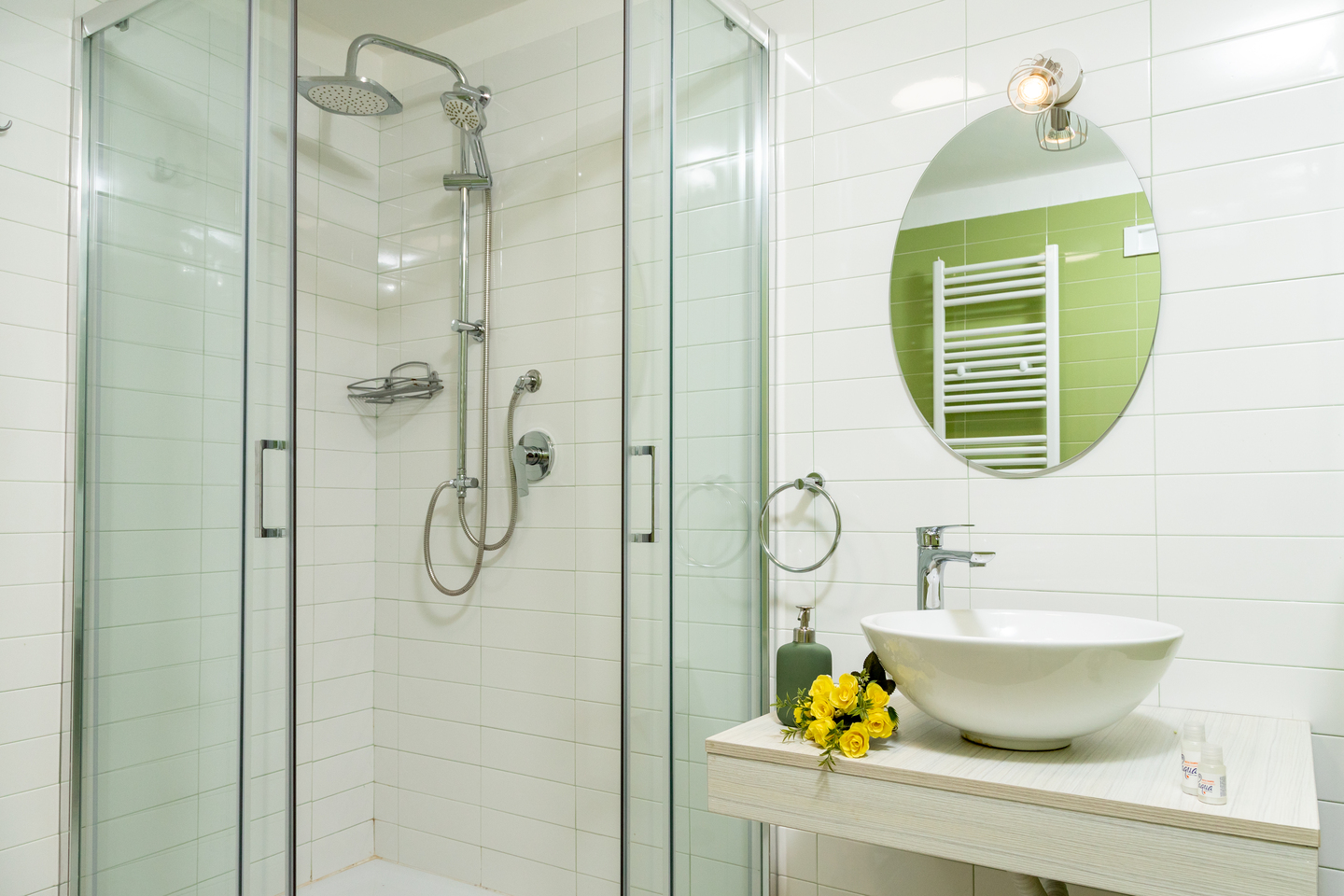 bagno doccia e lavandino della camera rea